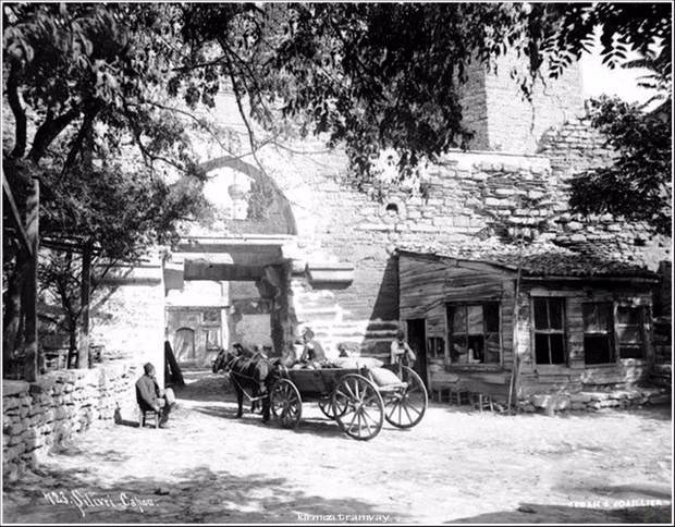 <p><strong>Silivri Kapı 1890</strong></p>

<p>İki ortak, 1899'da Abdullah Frères'in arşivlerini satın alır. Ancak yüzyıl başında Sébah & Joaillier ortaklığı fesh olur.</p>
