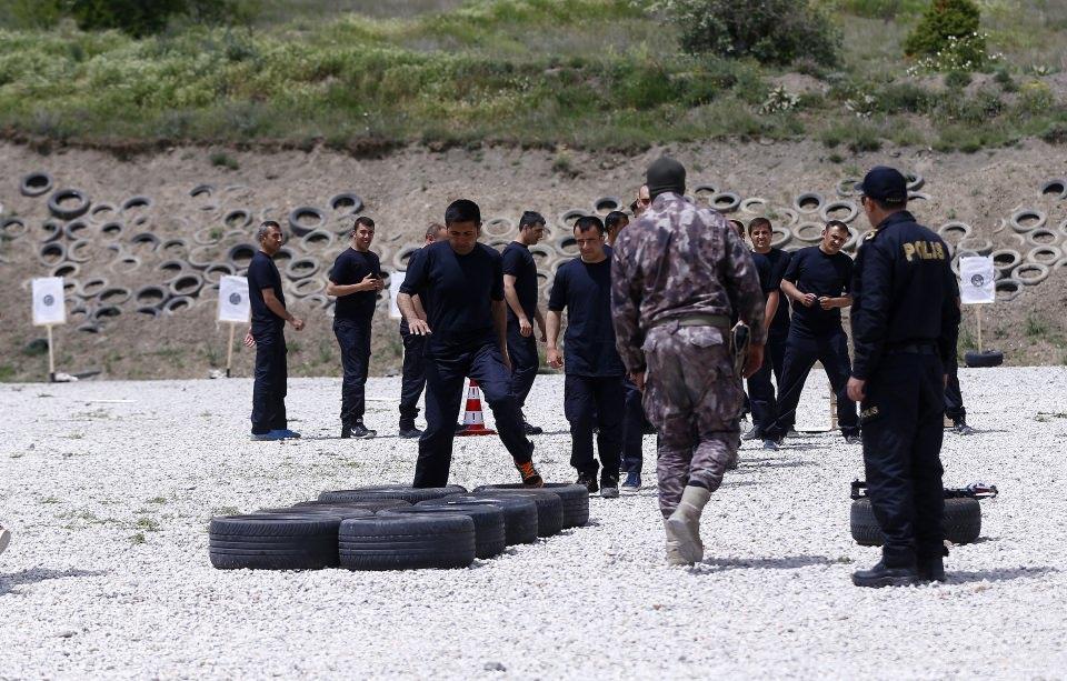 <p>Bekçi adaylarının zorlu koşullara hazırlandığı eğitimlerde çeşitli parkurlarda uygulamalar gerçekleştirildi.</p>
