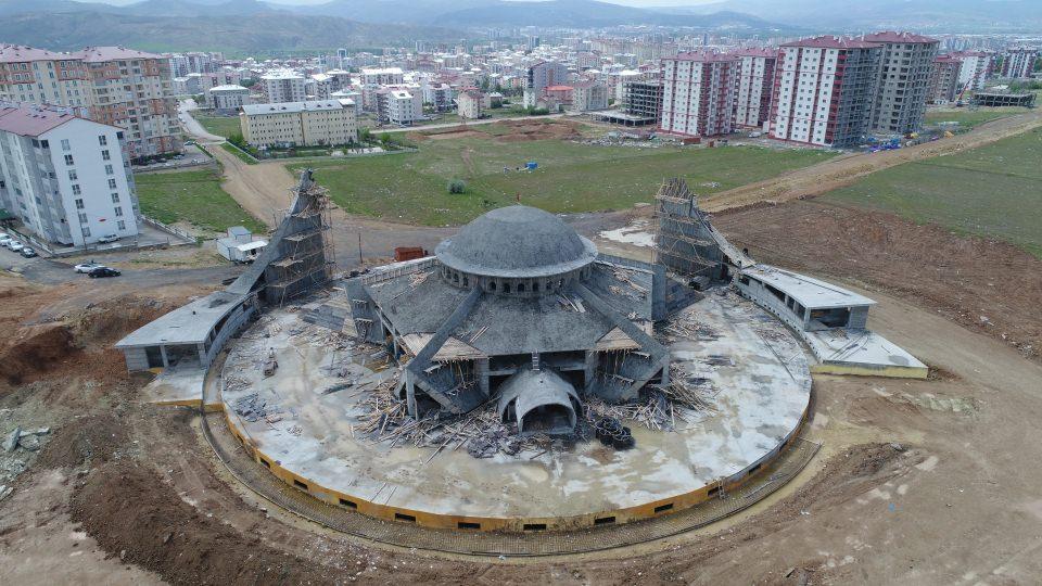 <p>Bu sorunu çözmek için Yukarı Tekke mezarlık alanında yeni bir cami yapma kararı alındığını ifade eden Aydın, inşaatına başlanan camide kapalı alanda aynı anda 3 bin 500 kişinin namaz kılabileceğini, açık alanla beraber bu sayının 8 bin 500 kişiye kadar çıkabileceğini dile getirdi.</p>

<p> </p>
