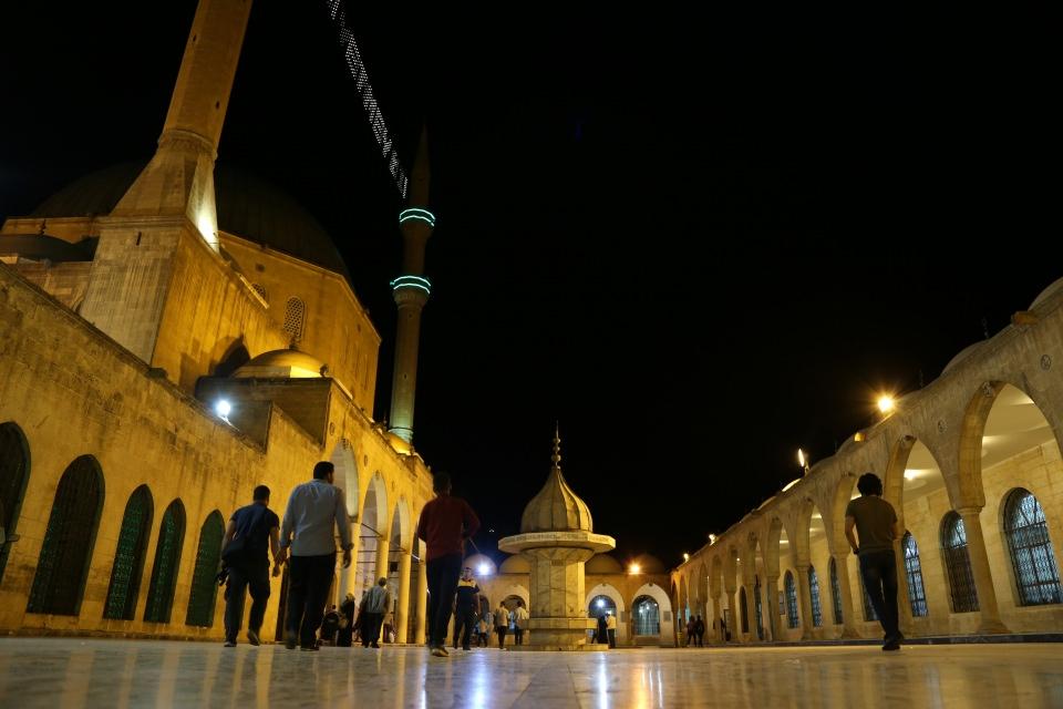 <p>İnanç turizminin önemli merkezlerinden kent, ramazan ayında da Türkiye'nin farklı bölgelerinden binlerce yerli turiste ev sahipliği yapıyor.  </p>
