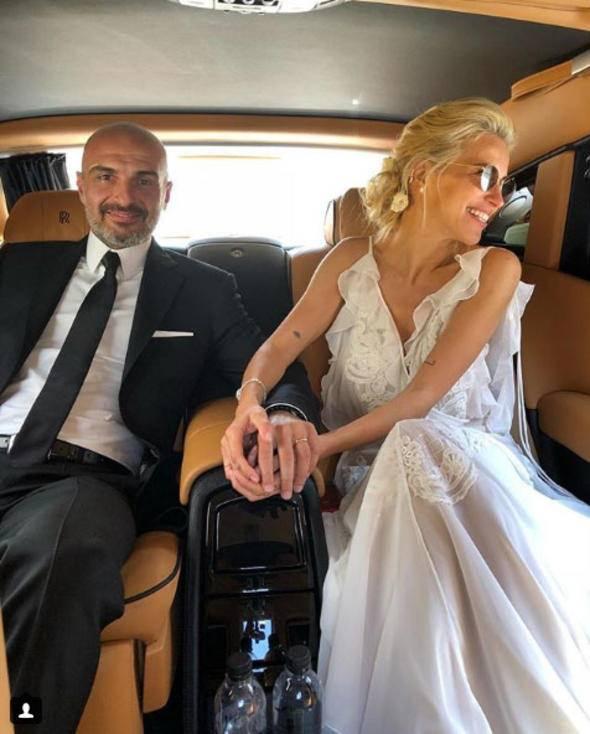 <p>Düğün hazırlıkları için Amerika'ya giden Burcu Esmersoy ile nişanlısı Berk Suyabatmaz, New York Türk Başkonsolosluğu'nda dünya evine girdi.</p>
