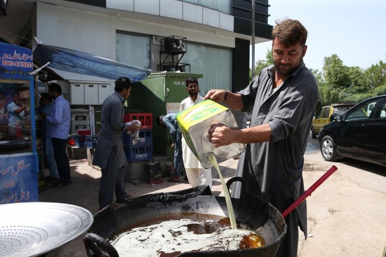 <p>Pakistan'ın geleneksel sokak yemeklerinden olan samosa, Ramazan'ın gelmesiyle en çok tercih edilen yiyeceklerin başında geliyor. </p>

<p> </p>
