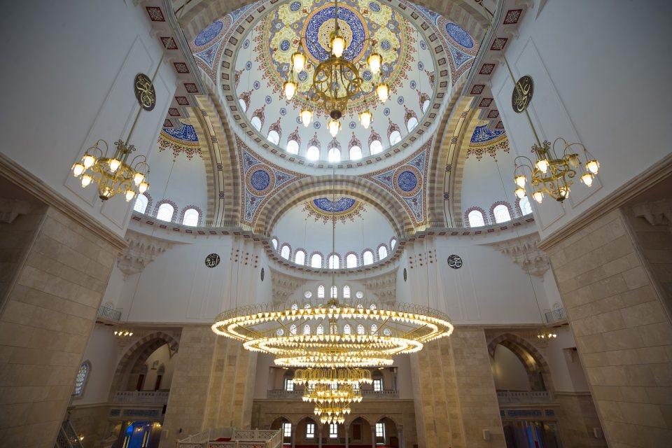 <p><strong>Kütüphanede 7 bin dini eser yer alacak</strong></p>

<p>Cami ve külliyenin açılmasıyla yaklaşık 7 bin dini eserin bulunduğu kütüphane de vatandaşların kullanımına sulunacak.</p>
