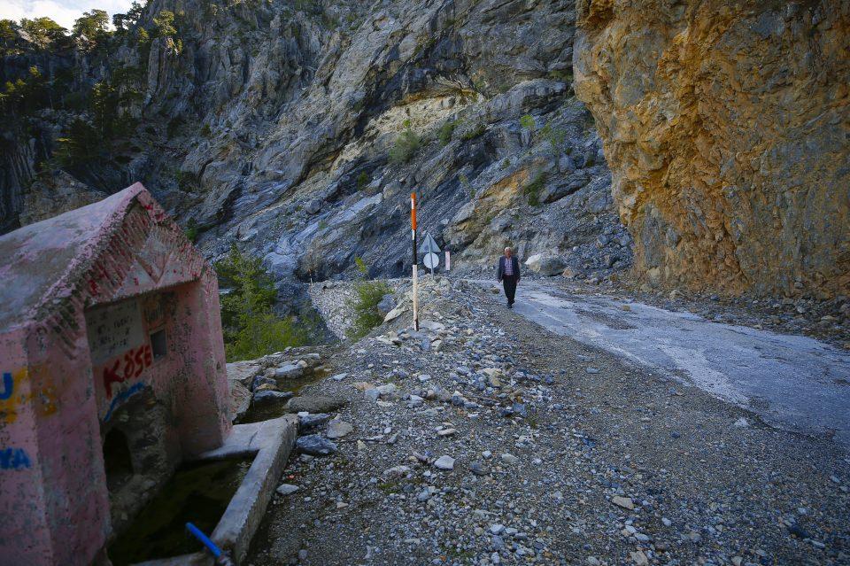 <p><strong>Tünellerin toplam uzunluğu 8 kilometre</strong></p>
<p>Yaklaşık 2 kilometrelik uçurumların olduğu güzergahta geçmişte yaşanan kazalar nedeniyle "ölüm yolu" olarak adlandırılan "Kuş Yuvası" yolu , toplam uzunluğu 8 kilometreyi bulan tünellerin hizmet vermeye başlamasıyla kısmen kapandı. Güzergahta ulaşım, artık tünellerin olduğu yeni yoldan sağlanıyor. </p>