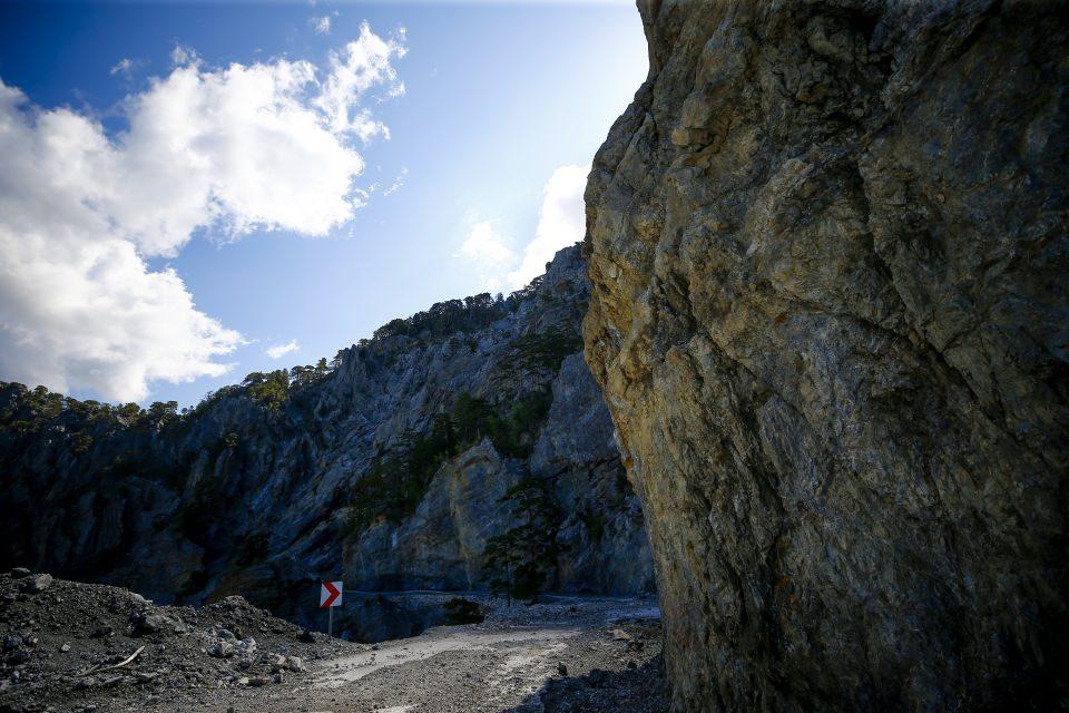 <p>Bölgedeki 4 tünelin inşaatının ise devam ettiği, Mahmutlar bölgesindeki 6 tünelin de proje çalışmasının sürdüğünü ifade eden Karaloğlu, "Aslında yolun zor kısmı bitti. Kolay kısmının projesi sürüyor. Bu 60 kilometrelik yolun 20 kilometresi parça parça tünellerle geçilecek. İnşallah 2021-2022'de hedefimiz bitirmek. Zaten yolun en vahşi bölümünü 10 tünelle çözdük. Vatandaşın dilinde olan bölümleri tünellerle çözdük." diye konuştu. </p>