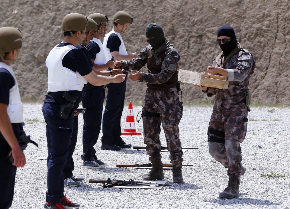 <p>Ankara Emniyet Müdürlüğü Eğitim Şubesinin koordine ettiği eğitimlerde adaylara ayrıca "çarşı ve mahalle bekçilerinin çalışma usul ve esasları", "polis vazife ve salahiyetleri", "halkla ilişkiler", "telsiz ve düdükle haberleşme", "ceza ve disiplin hukuku", "önemli tesislerin korunması", "olay yerine ilk giden ekibin harekat tarzı", "şüpheli ve patlayıcı maddelerin tanınması ve alınacak önlemler" gibi konularda teorik dersler veriliyor.</p>