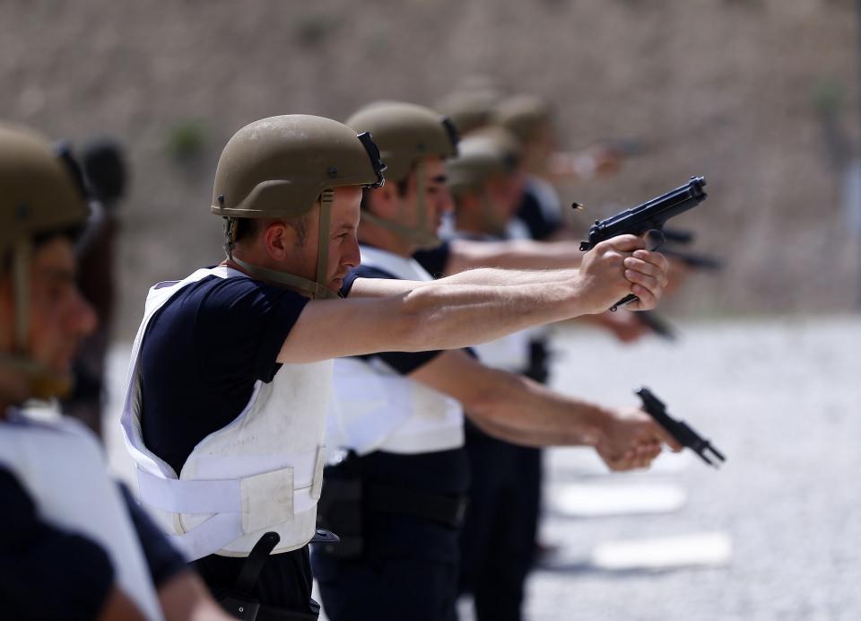 <p>Terör operasyonlarında görev almış uzman eğitmenler tarafından verilen eğitimlerde bekçi adayları, spor, kondisyon, silah mekaniği, atış disiplini, gece ve gündüz atışı, gece ve gündüz silahlı olaylara müdahale, araç ve şahıs durdurma- arama, önlem geliştirme ve kişisel güvenlik tedbirleri gibi birçok alanda bilgiyle donatılıyor.</p>
