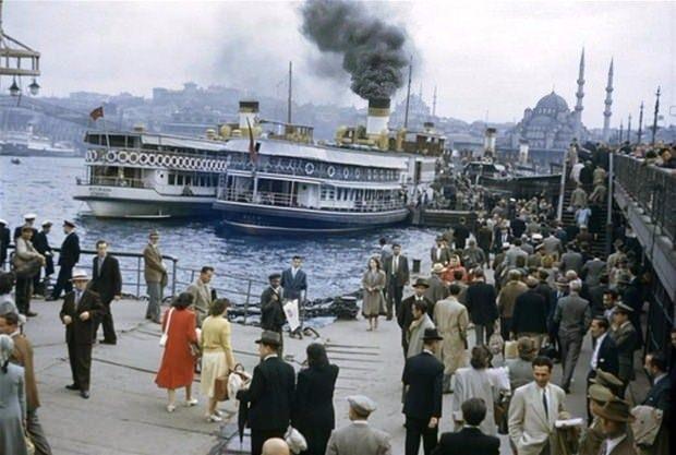 <p>Galata Köprüsü üzerindeki iskele (1950'li yıllar)</p>
<p> </p>
<ul>
</ul>