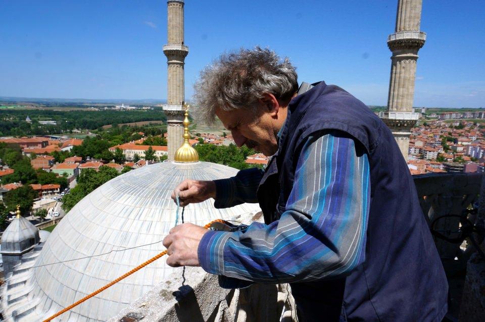 <p>Mahya hazırlıklarına aylar öncesinden başladıklarını dile getiren Yıldız, "Önce bize verilen temaya göre yazı seçiyoruz ve daha sonra bir şablon çıkartıyoruz. Şablondan sonra her bir caminin ayrı bir takımı var. Bu takımların üzerine duylar takarak belirlediğimiz yazıyı oluşturuyoruz. İlk yazıyı minarelere astıktan sonra, ikinci yazıyı da bu takımı aşığı indirmeden hazırlayıp asıyoruz." ifadelerini kullandı. </p>

<p> </p>

