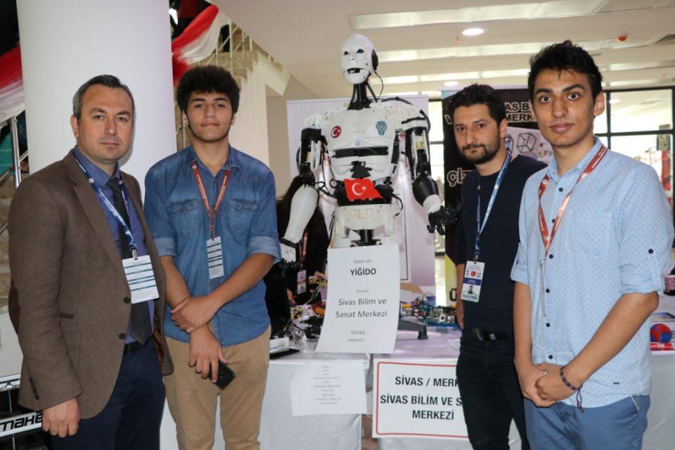 <p>Öğrencilerden Furkan Atıcı, insansı robot yapmaya arkadaşı ve öğretmenleriyle karar verdiklerini söyledi.</p>
