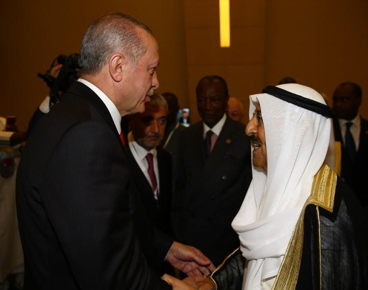 <p>Türkiye'nin liderliğinde İstanbul'da gerçekleşen olağanüstü İslam Zirvesi sona erdi.</p>

<p> </p>

<p>Cumhurbaşkanı Recep Tayyip Erdoğan, İstanbul Kongre Merkezi'nde düzenlenen İslam İşbirliği Teşkilatı (İİT) İslam Zirvesi Konferansı Olağanüstü Toplantısı'na katıldı. Erdoğan, katılımcılarla sohbet etti. </p>

<p> </p>

<p>İşte zirveye damga vuran kareler...</p>

<p> </p>
