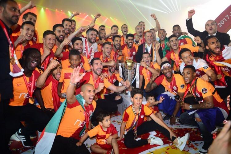 <p>Galatasaray 21. şampiyonluğunu Türk Telekom Stadı'nda düzenlenen organizasyonla kutladı ve kupasına kavuştu. İşte törenden özel kareler...</p>
