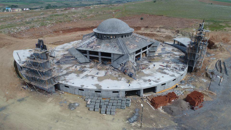 <p>Sivas Belediye Başkanı Sami Aydın, AA muhabirine yaptığı açıklamada, kentte cenaze namazlarının genellikle şehir merkezinde bulunan tarihi Ulu Cami'de kılındığını, öğle ve ikindi vakitlerinde cenaze namazları olduğu için şehir içi trafiğinin ciddi şekilde olumsuz etkilendiğini belirtti.</p>
<p> </p>