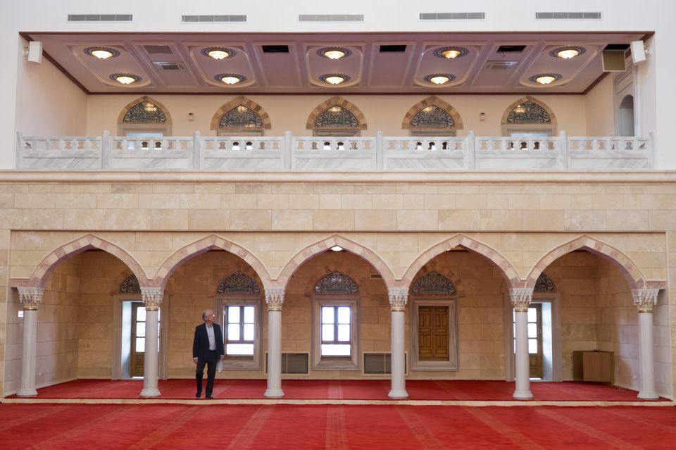 <p><strong>Türkiye'nin dört tarihi camisinden esinlenildi</strong></p>
<p>Tokcan, proje sürecinde Türkiye'nin büyük camilerini incelediğini belirterek, şunları kaydetti:</p>
<p>"Bu camide, Süleymaniye Camisi'nin iç mekan genel karakterini düşünerek hareket ettim. Caminin ana girişi ve çevresini kuşatan saçakları, son cemaat mekanını çeviren sütunları, Mihrimah Sultan Camisi'nin özelliklerini taşır. </p>