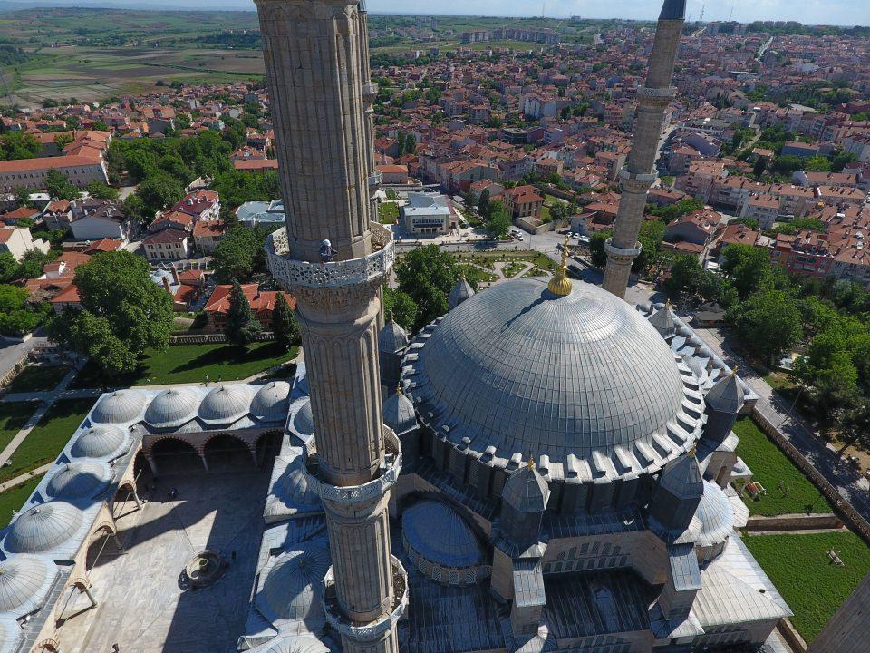 <p>Camilerin minareleri arasına asılan ışıklı yazı olan mahyanın hazırlıklarına üç ayların girişinde başlayan ekip, 11 ayın sultanı ramazan öncesi Türkiye'nin farklı şehirlerinde minarelerin süsü mahyaları astı. </p>

<p> </p>
