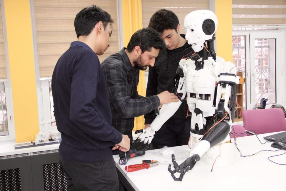 <p><strong>26 ayrı eklemi var"</strong></p>

<p>Danışman öğretmen Doğan Erol da robotu "robopolis" diye tanımladıklarını, İstanbul'daki bir patlamada polislerin şehit olmasının ardından bu fikrin ortaya çıktığını belirtti.</p>

<p><strong>Güvenlik güçlerine yardımcı olmak için insansı robotu tasarladıklarını dile getiren Erol, şunları kaydetti:</strong></p>

<p>"Örneğin canlı bomba olduğu zaman robotumuz gidip canlı bombayı da imha edebilir. Can kaybı olmadan robotumuzu tehlikeli yerlere yollayabileceğiz. Ayrıca robotumuzda görüntü aktarımı var, nişan alıp ateş edebiliyor. 26 ayrı eklemi var, sağa ve sola eğilebiliyor, bütün parmaklarını hareket ettirebiliyor. Verilen komutları anlayabiliyor ve cevap verebiliyor. İnsan yapısı gereği çabuk yorulabiliyor, bu robot yorulmayacak, 24 saat boyunca çalışabilecek ve güvenlik güçlerine yardımcı olabilecek. Sivas'ın simgesi olduğu için Yiğido ismini koyduk. Yiğido, Türkiye'deki okullarda yapılan ilk insansı robot."</p>

<p>Erol, ilerde robota ayak yapıp yürüteceklerini de sözlerine ekledi.</p>
