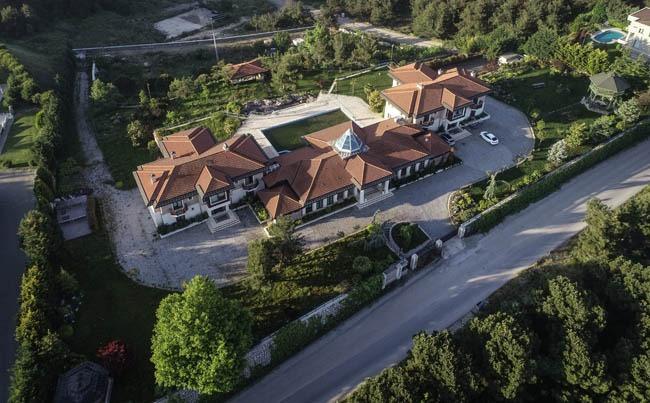 <p>Silahlı terör örgütüyle ilgili yürütülen soruşturmalar kapsamında emniyet ve Bursa Cumhuriyet Başsavcılığınca alınan ifadeler ve yapılan işlemlerde şüpheliye (iş adamı S.Ş) ait villanın örgüt elebaşı Gülen için yaptırıldığı, FETÖ'nün toplantı ve örgütsel faaliyetleri için kullanıldığına ilişkin tüm iddia, beyan ve ihbarlarla ilgili araştırmalar yapıldığı vurgulanan iddianamede, şunlar kaydedildi:</p>
<p> </p>