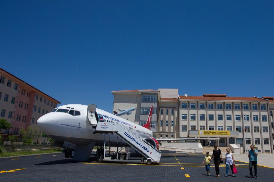 <p>Antalya'nın Aksu ilçesindeki Uçak Bakım Teknolojileri Mesleki ve Teknik Anadolu Lisesi'ne hibe edilen eski yolcu uçağı, 7 aylık çalışmayla, öğrencilere kütüphane, müze ve mini sinema salonu olarak hizmet vermek için hazır hale getirildi.</p>
