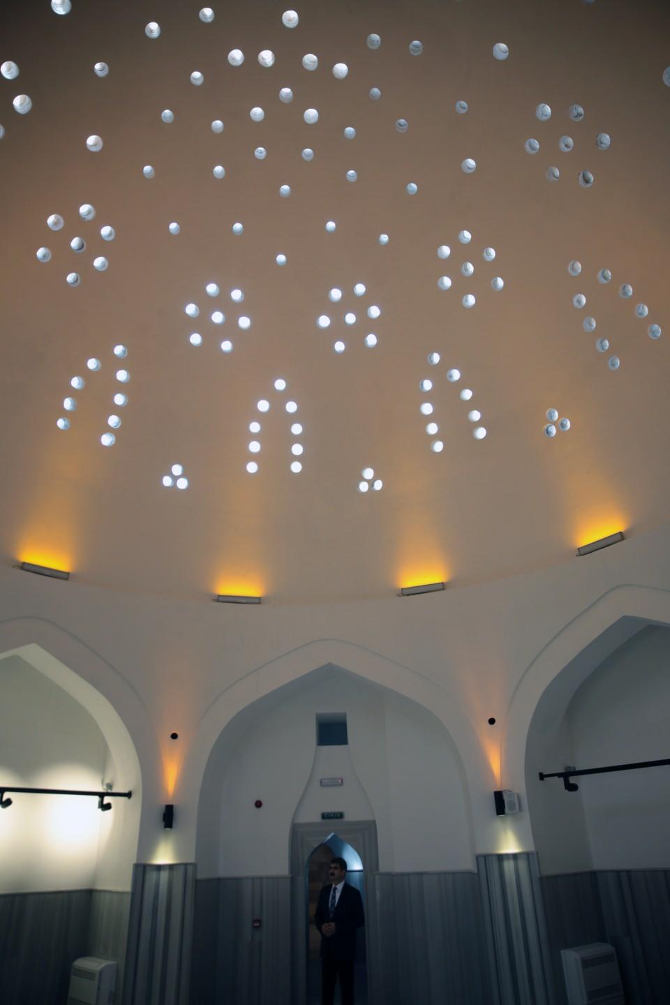 <p>Yeni Hamam'ın, güçlendirme, revize, elektrik ve mekanik tesisat projeleriyle kazandığı yeni çehresiyle sergi, kültür ve sanat merkezi olarak hizmet vermesi kararlaştırıldı.</p>

