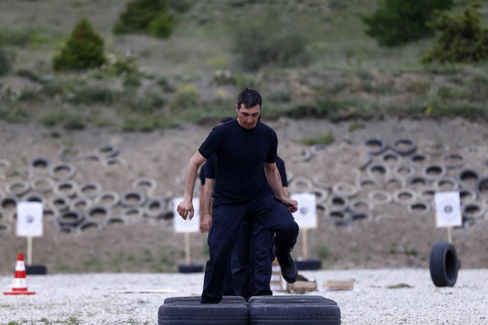 <p>Bekçi adayları, tabanca ile kısa ve uzun namlulu otomatik silahları her ortam ve şartta güvenli şekilde kullanabilmeleri amacıyla eğitiliyor.</p>
