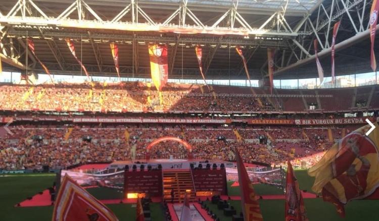 <p>Spor Toto Süper Lig 2017-2018 sezonunu şampiyon olarak tamamlayan Galatasaray, 21. şampiyonluğunu Türk Telekom Arena'da taraftarlarıyla bir arada kutluyor. </p>
