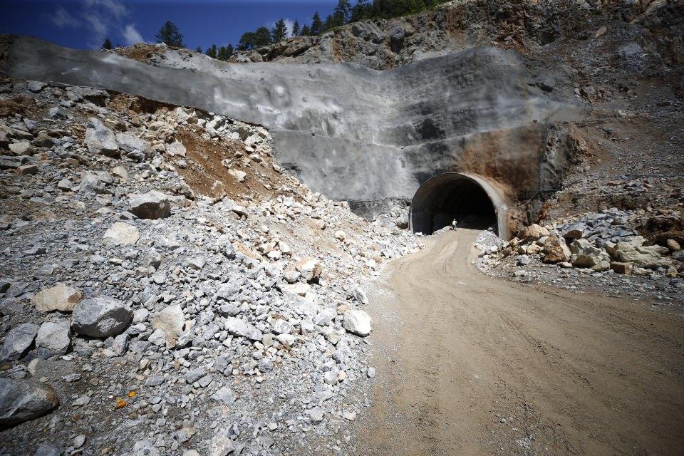 <p><strong>Yeni yol yapıldı yapılalı "Kuş Yuvası"ndan rahat geçtiklerini ifade eden Sezel, şöyle konuştu:</strong></p>

<p>"Tam hatırlamıyorum ama 1980'li yıllarda şimdiki yol yapıldı. Bu yolda çok kazalar yaşandı. Uçanı, kazası çok olunca da mimlendi. Bazı yerler çok dardı, bir metre yoktu. Hayvan sırtında gelip gidiyor, bir günde yolu aldığımız oluyordu. Bir de eskiden kar olduğunda buralardan geçiş olmazdı. İnsanlar geri dönerdi. Kardan yol kapanır, aşırı yağışta ise araçların tepesine taşlar düşebilirdi. Bu yoldan başka bir geçiş, ulaşım da yoktu. Kullanmaya mecburduk." </p>
