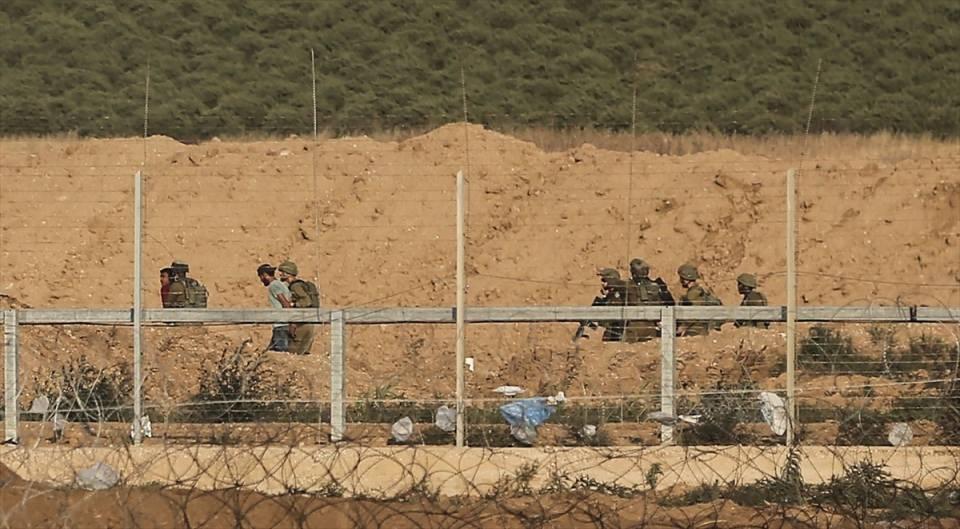 <p>İsrail askeri, ABD'nin Kudüs'te büyükelçilik açmasını protesto etmek ve Nekbe'nin 70. yılını anmak için Gazze sınırındaki tel örgülerin yakınında gösteri düzenleyen Filistinli gençlerden bazılarını gözaltına aldı.</p>

<p> </p>
