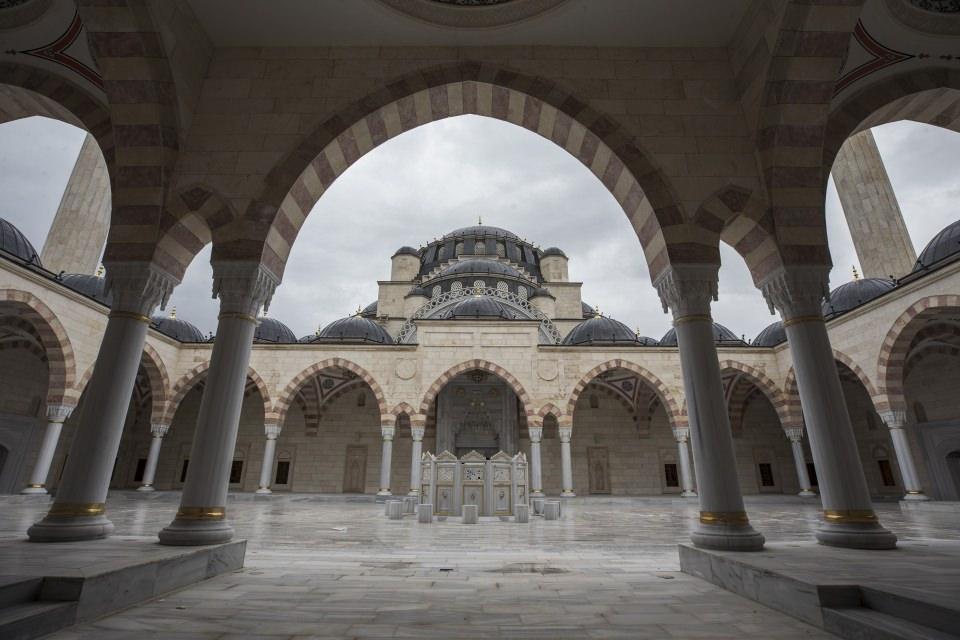 <p>Külliye alanınında inşa edilen, uluslararası seminerlere, konferanslara ve toplantılara ev sahipliği yapabilecek nitelikteki 5 bin kişilik kongre merkezi, Türkiye'de tek salonda en fazla katılımcının ağırlanabileceği mekan olma özelliğini taşıyacak. </p>
<p> </p>