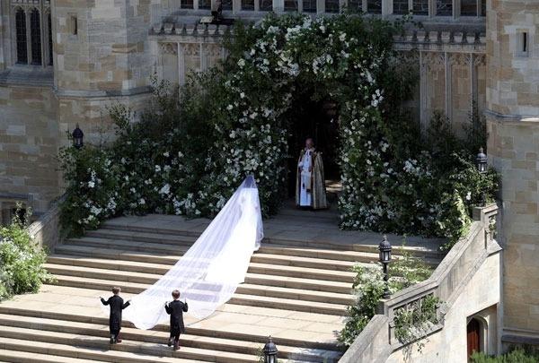 <p>Dünya heyecanla Prens Harry ve Meghan Markle'ın düğününü takip ediyor. Markle gelinlikle törenin yapılacağı St George Şapel'ine ulaştı.<br />
 </p>
