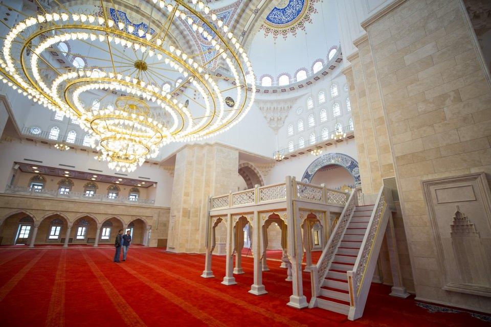 <p>Tarih boyunca inşa edilen büyük cami ve külliyelerin bulundukları yerleşim alanlarına kimlik kazandırdığını kaydeden Tokcan, yaptıkları cami ve külliyenin de bulunduğu yerleşim yerinin kimliği ve odak noktası olmasını hedeflediklerini vurguladı.</p>
<p> </p>