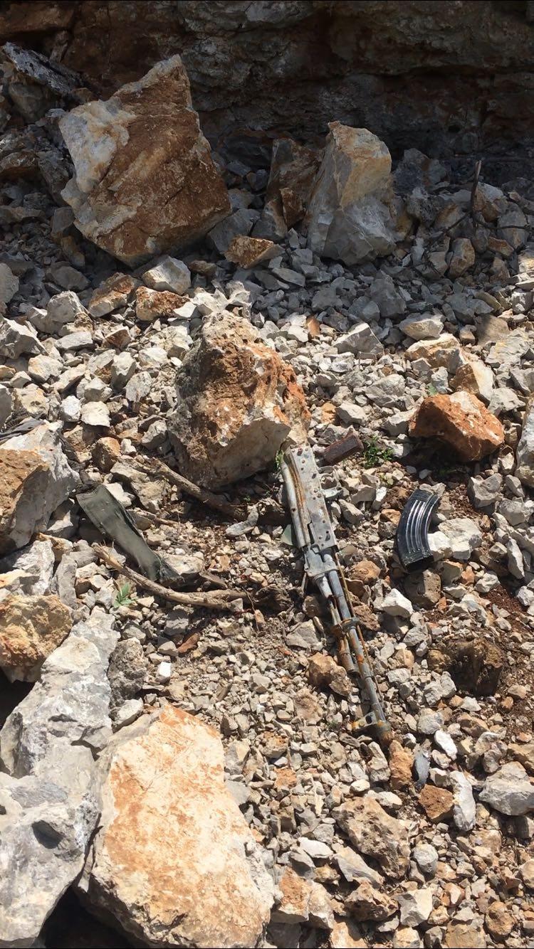 <p>AA muhabirinin g&uuml;venlik kaynaklarından aldığı bilgiye g&ouml;re, Zeytin Dalı Harekatı kapsamında ter&ouml;ristlerden temizlenen Afrin il&ccedil;esinde g&ouml;rev yapan Tuğgeneral Turgay Aras komutasındaki Bornova Jandarma Komando Tugayı, &Ccedil;akırs&ouml;ğ&uuml;t 3. Jandarma Tabur Komutanlığı, Mardin ve Diyarbakır komando birlikleri ile polis &ouml;zel harekat timlerinin &Ouml;zg&uuml;r Suriye Ordusu (&Ouml;SO) unsurlarıyla b&ouml;lgede y&uuml;r&uuml;tt&uuml;ğ&uuml; el yapımı patlayıcı ve mayın arama tarama &ccedil;alışmaları s&uuml;r&uuml;yor.</p>
