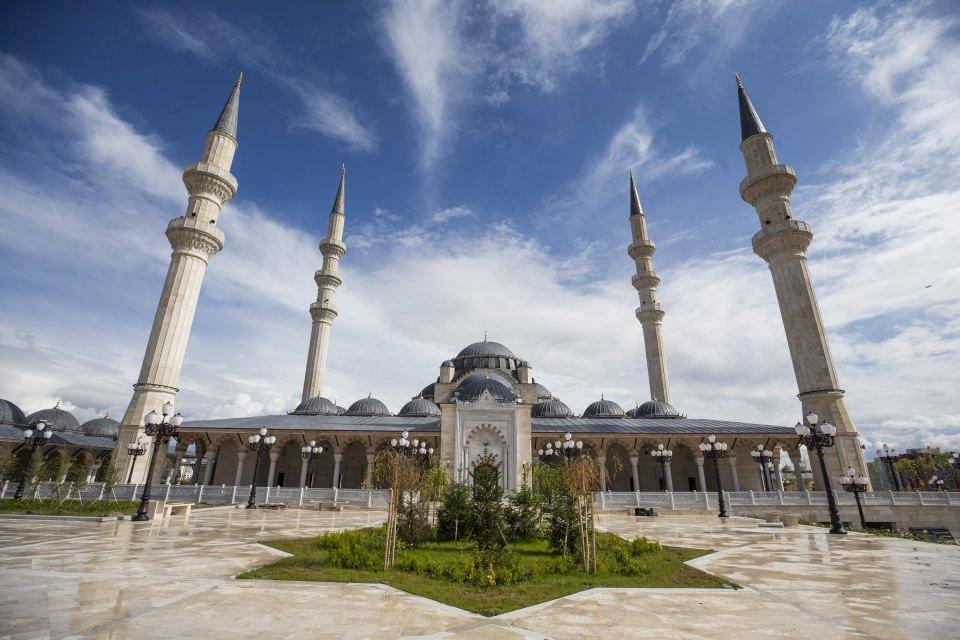 <p><strong>15 bin kişi aynı anda ibadet edebilecek</strong></p>

<p>Caminin kapalı, yarı açık ve açık alanları ibadete açıldığında 15 bin kişi aynı anda namaz kılabilecek. </p>
