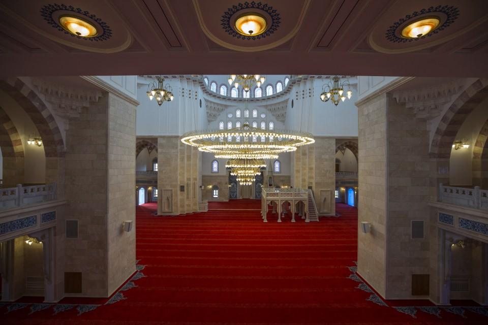 <p>Bütün bu karakterler, mümkün olduğu kadar, sütunlarından kemerlerine, kubbelerinden fil ayaklarına kadar, genel çerçevede Büyük Sinan'ın kullandığı ölçüler ve nispetlere sadık kalınarak yapılmıştır."</p>
<p> </p>