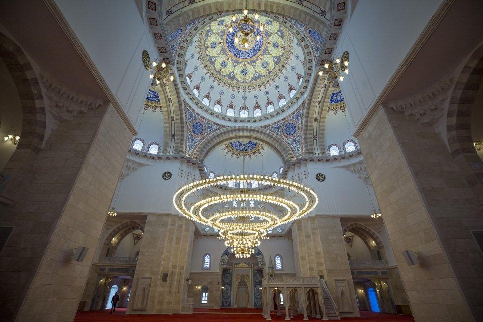 <p>Esenboğa Havalimanı yolu üzerindeki Kuzeykent'te inşa edilen cami ve külliye, yaklaşık 110 bin metrekare kapalı alana sahip olacak. </p>
<p> </p>
