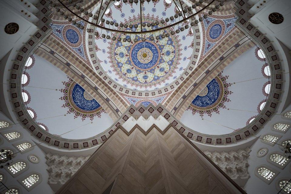 <p>Caminin vakit namazlarının kılındığı alanları 2.Beyazıt Camisi'ni, caminin dört tarafını kuşatan doğal ışıklandırma anlayışı ise Nuruosmaniye Camisi'ni yansıtır.</p>