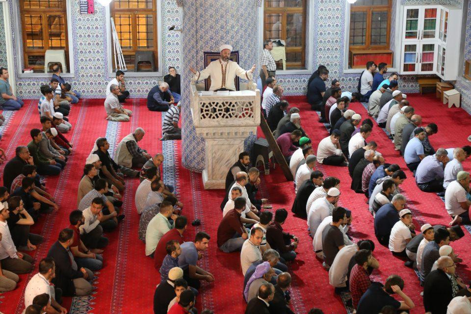 <p>Gündüz hava sıcaklığının 30 dereceyi aştığı şehirde, vatandaşlar zorunlu olmadıkça dışarı çıkmıyor. Bu nedenle gündüz saatlerini sakin geçiren Şanlıurfa, iftar saatinden itibaren adeta güne yeniden başlıyor.</p>
