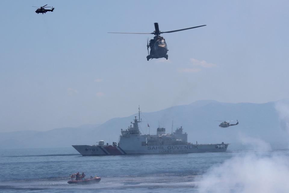 <p>Sahil Güvenlik Komutanlığı tarafından Midilli Adası ve Sakız Adası arasındaki Ege Denizi Türk Arma Kurtarma Bölgesi’nde TCSG Güven gemisinde icra edilen Deniz Aslanı-2018 Arama Kurtarma Davet Tatbikatı’nın fiili bölümü başarı ile sona erdi. </p>
