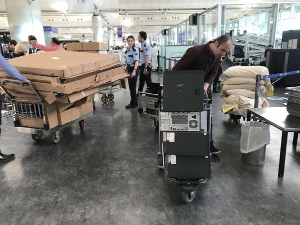 <p> Yurt Dışı Seçmen Kütüğü'ne kayıtlı seçmenlerin gümrük kapılarında oy verme işlemleri 7 Haziran Perşembe günü başlayacak, 24 Haziran Pazar günü saat 17.00'de sona erecek. Cumhurbaşkanı seçiminin ikinci oylamaya kalması durumunda ise gümrüklerdeki oy verme işlemi 30 Haziran Cumartesi saat 08.00'de başlayacak ve 8 Temmuz Pazar saat 17.00'ye kadar devam edecek.</p>
<p> </p>