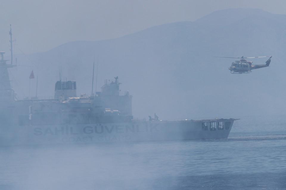 <p>Arama kurtarma görevi amacıyla Kara Kuvvetleri Komutanlğı’na ait bir arama kurtarma helikopteri, Hava Kuvvetleri Komutanlığı’na ait bir arama kutarma helikopteri, Sahil Güvenlik Komutanlığı’na ait iki sahil güvenlik korveti, iki sahil güvenlik botu, bir arama kurtarma uçağı ve bir sahil güvenlik helikopteri görevlendirildi ile Kuzey Kıbrıs Türk Cumhuriyeti Sahil Güvenlik Komutanlığı’na ait bir sahil güvenlik botu görevlendirildi.</p>
