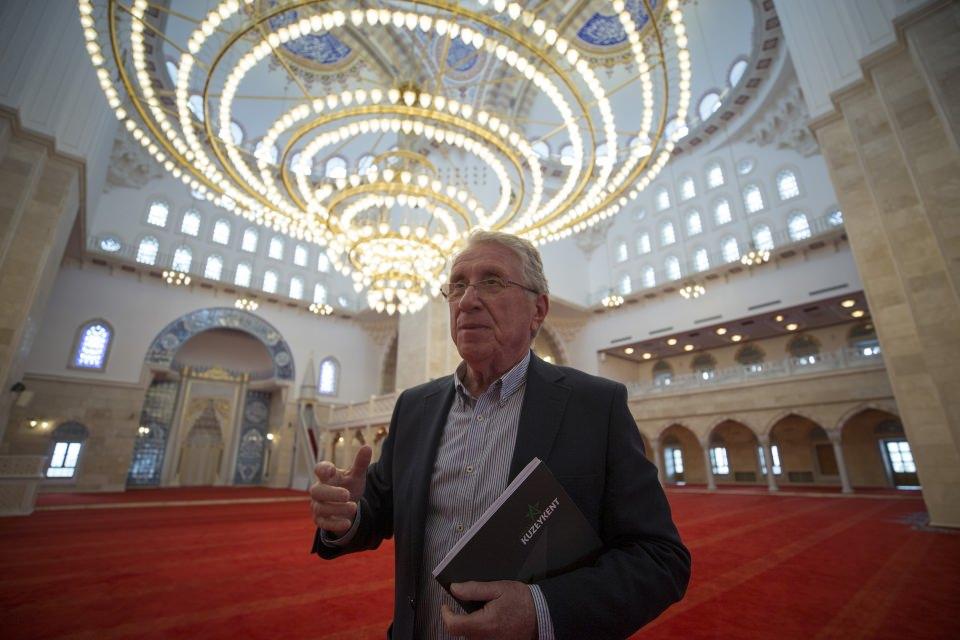 <p>Külliye alanında, Kuzeykent'in bulunduğu vadiye bakan hasbahçe, çay-kahve köşkü ve Osmanlı-Türk mutfağı bölümleri ile süs havuzu ve bölge sakinlerinin dinlenebilmesi için çok sayıda bölüme yer veriliyor. </p>

<p> </p>
