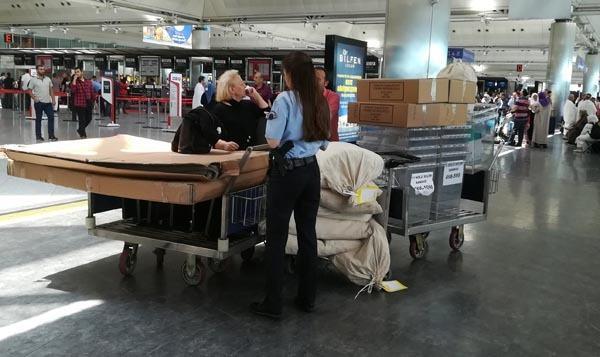 <p>Gümrük bölgelerinin bulunduğu 37 ilçede 24 Mayıs Perşembe saat 17.00'ye kadar "geçici gümrük kapıları seçim kurulları" oluşturulacak.Bunun dışında Yurt Dışı Seçmen Kütüğü'ne kayıtlı seçmenler için 60 ülke ve 123 temsilcilikte sandık kurulması kararlaştırıldı.<br />
</p>