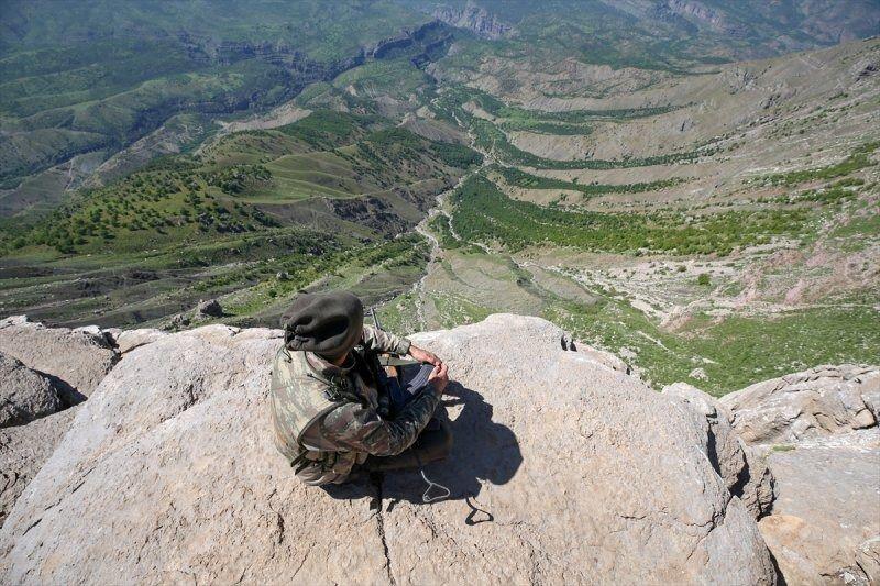 <p>Üs bölgesinde görevli Piyade Sözleşmeli Er Kemal Aydın da tüm İslam aleminin ramazanını kutladı.</p>

<p> </p>

