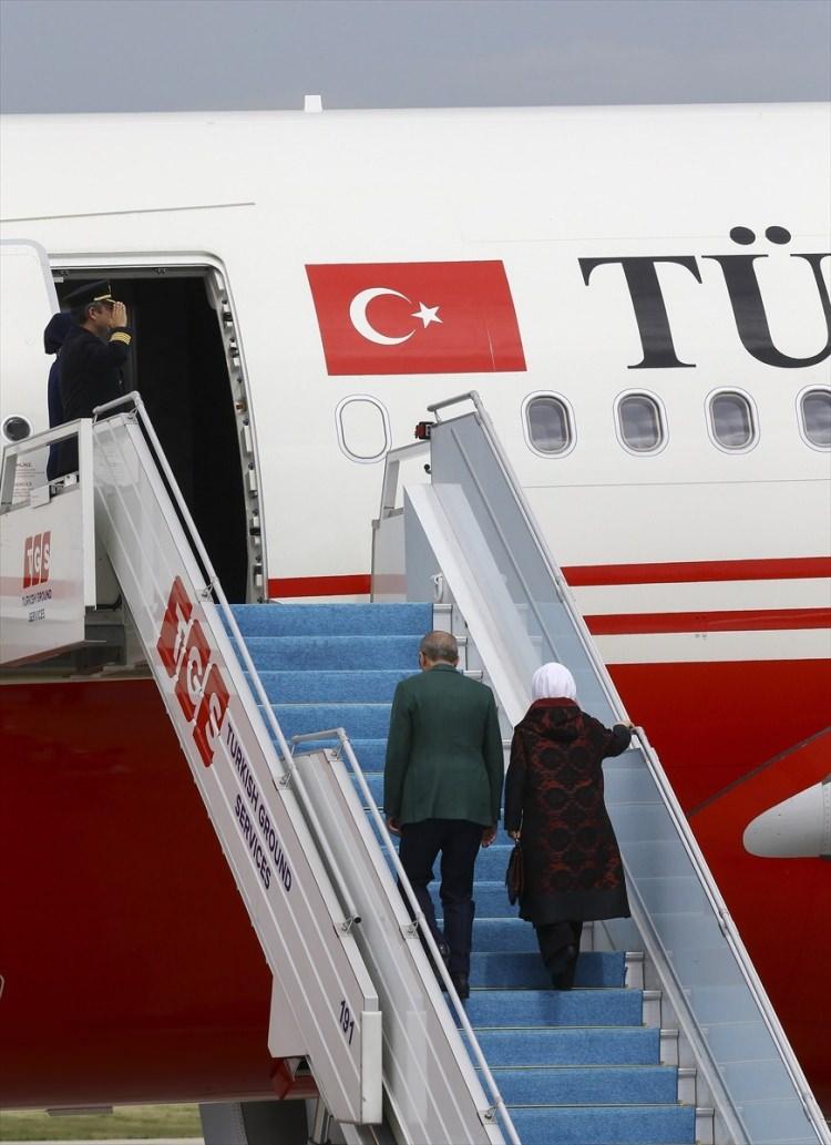 <p>Cumhurbaşkanı Recep Tayyip Erdoğan ve eşi Emine Erdoğan, Esenboğa Havaalanı'ndan, özel uçak "TUR" ile Bosna Hersek'e gitti.</p>

