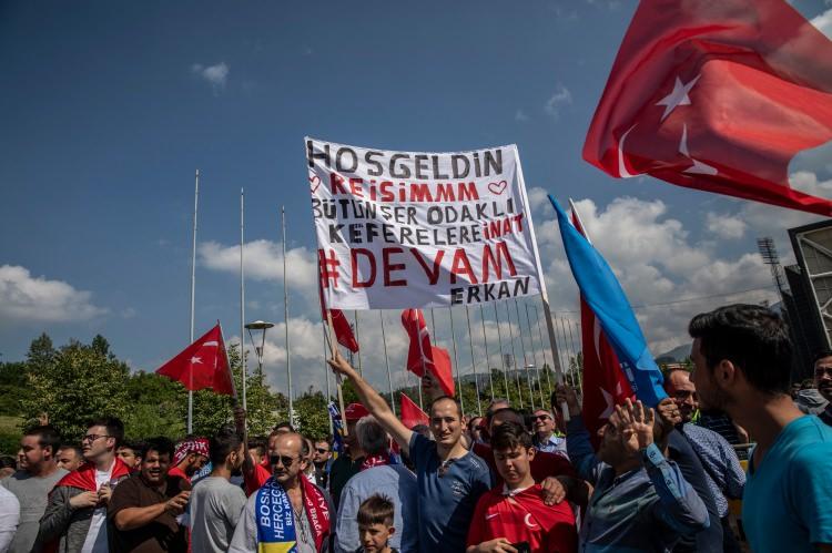 <p>Cumhurbaşkanı Erdoğan'ın gelişi öncesinde Avrupa'nın çeştli ülkelerinden Saraybosna'ya akın eden Türkler, salonun önünde uzun kuyruklar oluşturdu.</p>
