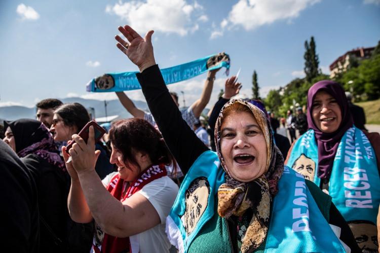 <p>Ellerinde Türk ve Bosna Hersek bayrakları taşıyan kalabalıktakiler, sık sık Cumhurbaşkanı Recep Tayyip Erdoğan lehine sloganlar attı.</p>