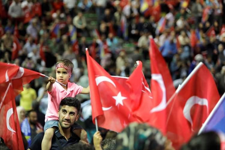 <p>Bosna Hersek'te düzenlenen Avrupalı Türk Demokratlar Birliğinin (UETD) 6. Genel Kurulu'nun onur konuğu Cumhurbaşkanı Recep Tayyip Erdoğan'ı görmek için başkent Saraybosna'ya gelen 20 bine yakın Avrupalı Türk, büyük buluşmaya az zaman kala "Zetra" Olimpik Spor Salonu'nu doldurdu. Türkiye ve Bosna Hersek bayrakları taşıyan insanlar salonda renkli görüntüler oluşturdu.</p>