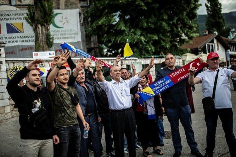 <p>Cumhurbaşkanı Recep Tayyip Erdoğan'ın bugün Bosna-Hersek'in başkenti Saraybosna'ya yapacağı ziyaret öncesi, şehirde hazırlıklar son aşamaya geldi. Şehrin tarihi merkezinde Türk ve Bosna-Hersek bayrakları caddeleri süslerken, bazı dükkanlara asılan 'Hoşgeldin Reis' pankartları dikkat çekti. Avrupa'nın dört bir yanından gelenler de kent sokaklarında ellerinde Türk-Bosna Hersek bayraklarıyla dolaştı.</p>
