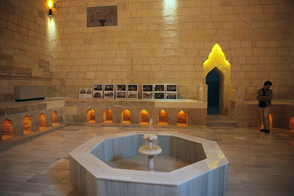 <p>Merkez Seyhan ilçesi Sarıyakup Mahallesi'nde bulunan, Musabalıoğlu Mustafa Bey tarafından 1720 yılında yaptırılan ve zamanla tarihi dokusunu kaybeden Yeni Hamam'ın restorasyonu için Vakıflar Adana Bölge Müdürlüğünce çalışma başlatıldı.</p>
