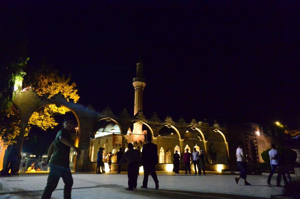 <p>Haliliye Belediyesi tarafından 5 yıldır geleneksel hale getirilen sahur sofralarında, binlerce kişi aynı yemeği paylaşmanın sevincini yaşıyor.</p>
