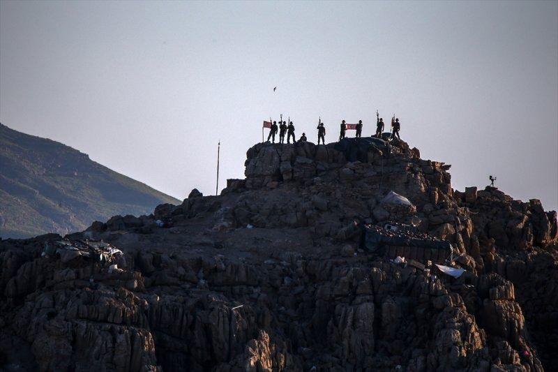 <p>Nöbet yerlerinde son teknolojik cihaz ve silahlarla sınırın güvenliğini sağlayan Mehmetçik, dağıtılan kumanyalarla iftar açtı.</p>

<p> </p>
